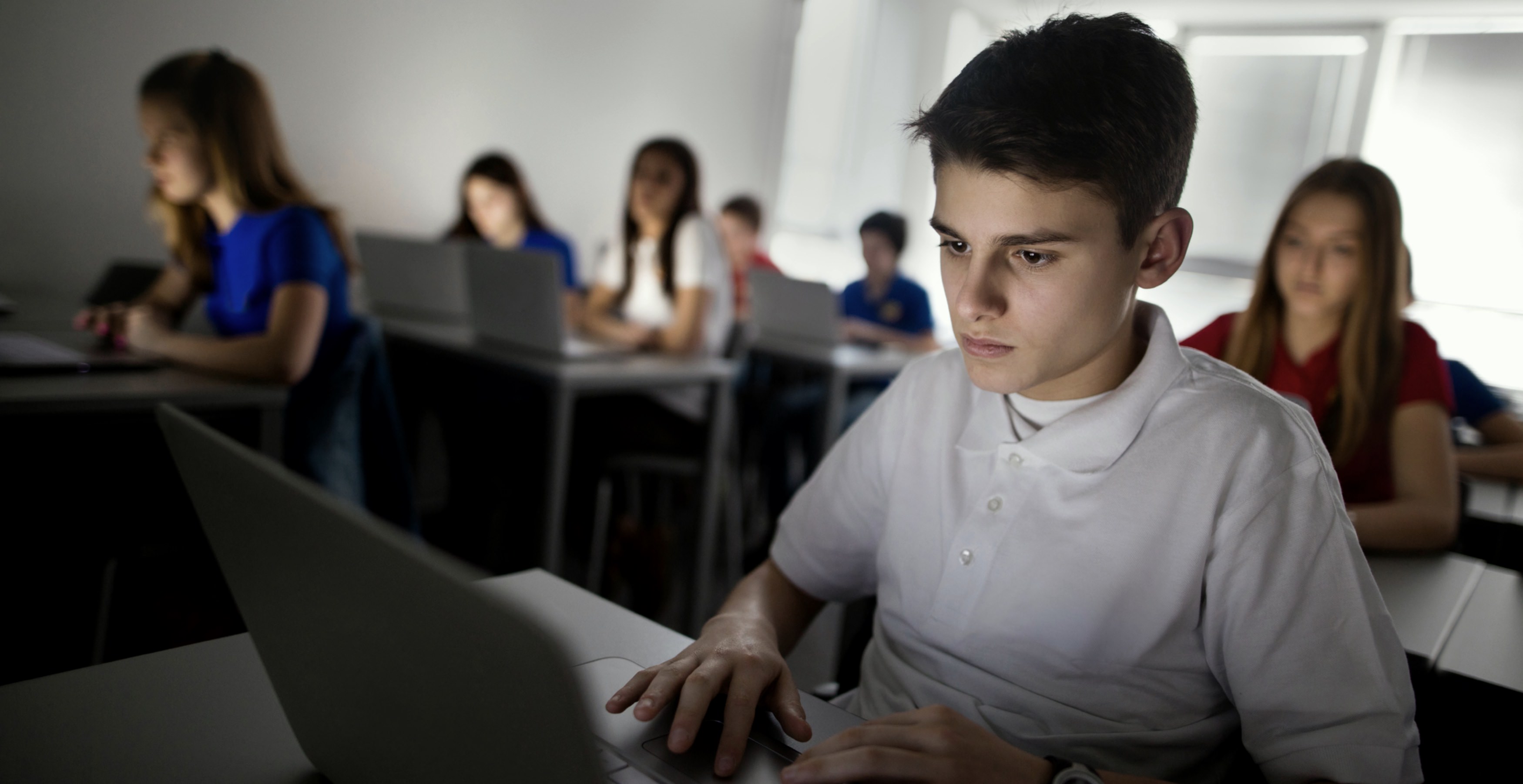 Класс видео новинки. Студент с ноутбуком. Школьникам и студентам ноутбук. Подросток за ноутбуком. Студенты it.