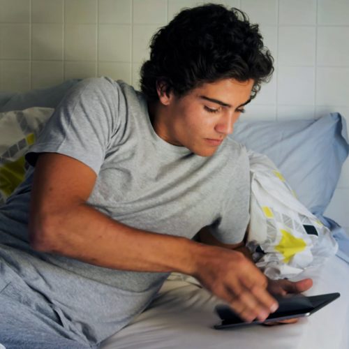 FAQ-therapist-warns-teenage-teens-bed-guy-phone-tablet-boy-guy