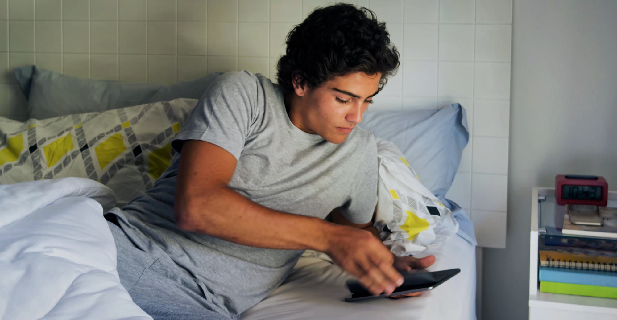 FAQ-therapist-warns-teenage-teens-bed-guy-phone-tablet-boy-guy