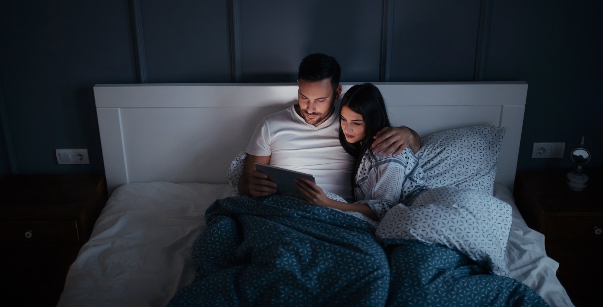 FAQ-does-watching-porn-help-relationship-in-long-run-couple-in-bed-computer