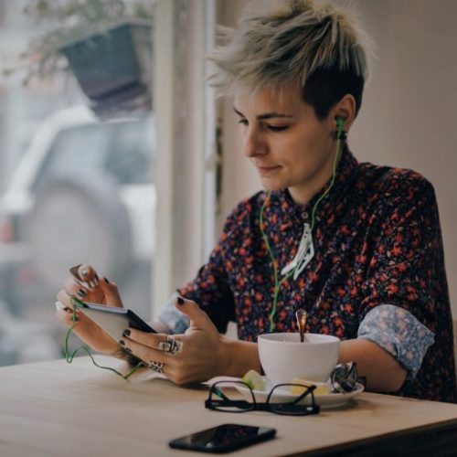 stay-strong-while-quit-porn-woman-androgynous-diverse-tattoo-gal-lady-girl